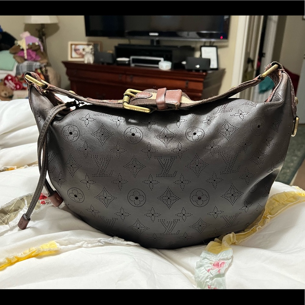 Authentic Louis Vuitton Mahina Onatah GM Moka Brown Leather Hobo